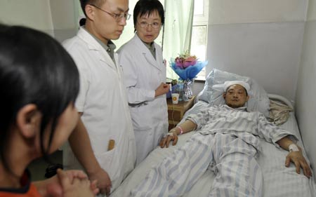 Medic personnels carry out the psychological intervention treatment for an injured of the deadly July 5 riot at a hospital in Urumqi, capital of northwest China's Xinjiang Uygur Autonomous Region, July 7, 2009. (Xinhua/Xu Liang)