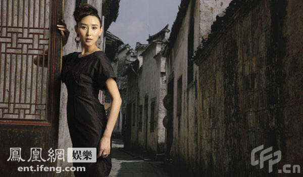 Mother-to-be actress Hu Jing modeled for a haute couture brand recently. It's hard to tell from the photos here that the actress is almost four-month pregnant.