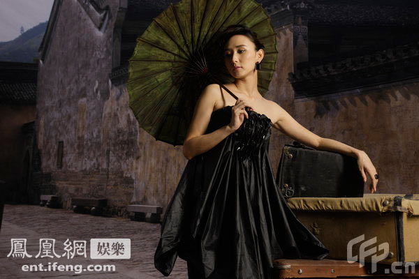 Mother-to-be actress Hu Jing modeled for a haute couture brand recently. It's hard to tell from the photos here that the actress is almost four-month pregnant.