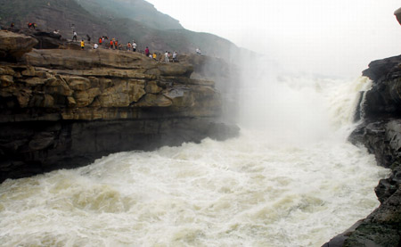 Photo taken on July 7, 2009 shows the Hukou Waterfall on the Yellow River in Jixian County, north China's Shanxi Province, July 7, 2009. [Yan Ruipeng/Xinhua]