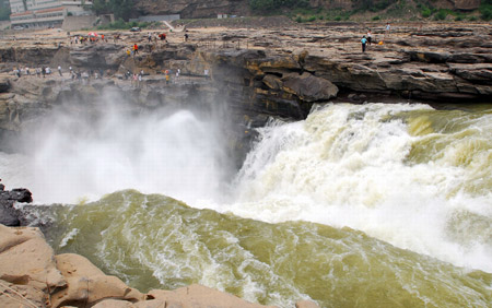 Photo taken on July 7, 2009 shows the Hukou Waterfall on the Yellow River in Jixian County, north China's Shanxi Province, July 7, 2009. [Yan Ruipeng/Xinhua]