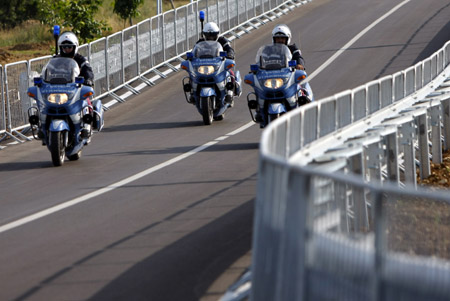 Italian policemen patrol near the conference site of the upcoming G8 summit in L'aquila, Italy, on July 7, 2009. More than fifteen thousand security members gathered at L'Aquila, where 2009 G8 summit and other related international meetings will be held from July 8 to 10, to ensure the security during the meeting. [Zhang Yuwei/Xinhua]
