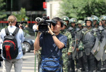Overseas journalists work in Urumqi, capital of northwest China's Xinjiang Uygur Autonomous Region, July 8, 2009.[Xu Liang/Xinhua]
