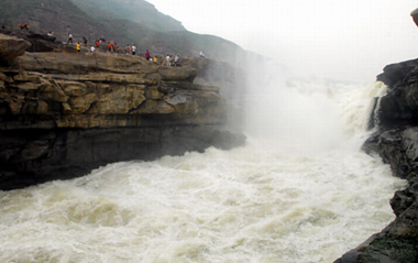 Photo taken on July 7, 2009 shows the Hukou Waterfall on the Yellow River in Jixian County, north China's Shanxi Province, July 7, 2009. [Xinhua]
