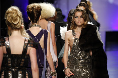 Models present creations by French designer Jean-Paul Gaultier as part of his Autumn/Winter 2009-2010 Haute Couture fashion show in Paris July 8, 2009. [Xinhua/Reuters]