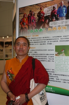 The story of Tashi Zumpo, a 39-year-old bird-loving lama monk from Guolo Prefecture on the Qinghai-Tibetan Plateau, is being exhibited at the National Zoological Museum in Beijing. [ScienceNet.cn]