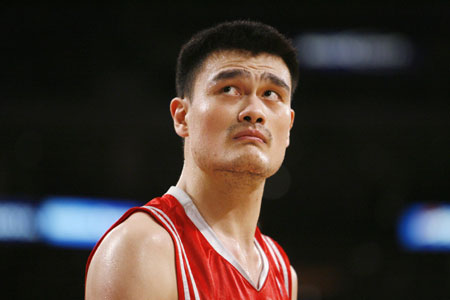 Houston Rockets' Yao Ming, of China, looks up against the Los Angeles Lakers during the second half of an NBA basketball game in Los Angeles, California, April 3, 2009.