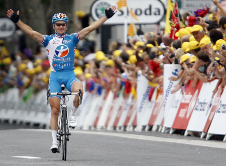 Bbox Bouygues Telecom rider Thomas Voeckler of France holds up his arms as he wins the fifth stage of the 96th Tour de France cycling race between Le Cap d'Agde and Perpignan, July 8, 2009.