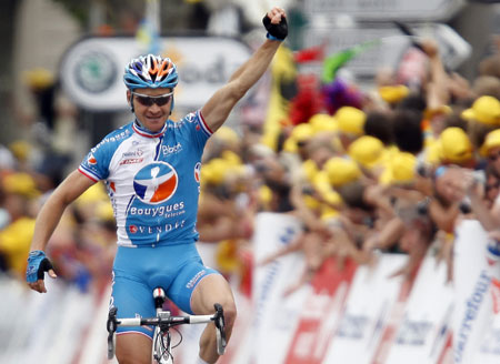 Bbox Bouygues Telecom rider Thomas Voeckler of France holds up his arms as he wins the fifth stage of the 96th Tour de France cycling race between Le Cap d'Agde and Perpignan, July 8, 2009.