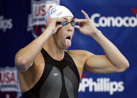 U.S. swimmer Michael Phelps adjusts his goggles before the start of the men's 200m freestyle final at the USA Swimming National Championships in Indianapolis, Indiana July 8, 2009. (Xinhua/Reuters Photo) 