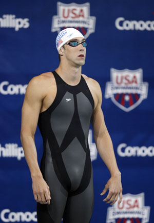 U.S. swimmer Michael Phelps looks on before the start of the men's 200m freestyle final at the USA Swimming National Championships in Indianapolis, Indiana July 8, 2009. (Xinhua/Reuters Photo) 