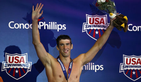 U.S. swimmer Michael Phelps waves to the crowd after getting his medal for winning the men's 200m freestyle final at the USA Swimming National Championships in Indianapolis, Indiana July 8, 2009. (Xinhua/Reuters Photo) 