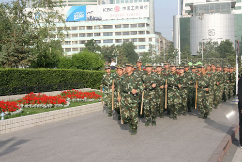 Riot control troops march out of People's Square in Urumqi, capital of the Xinjiang Uygur Autonomous Region, on Wednesday, July 08, 2009. [John Sexton, China.org.cn] 