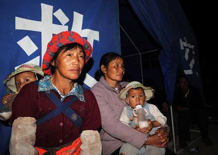 One was killed, more than 300 people were injured and more than 18,000 houses collapsed in a 6.0-magnitude earthquake that hit southwest China's Yunnan Province Thursday evening, local authorities said.