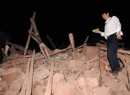 One was killed, more than 300 people were injured and more than 18,000 houses collapsed in a 6.0-magnitude earthquake that hit southwest China's Yunnan Province Thursday evening, local authorities said.