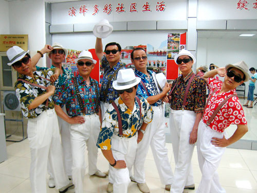 The 'grandpa supermodel' team, with an average age of 68, rehearse in Nanjing, the capital of east China's Jiangsu Province, on Thursday, July 9th, 2009. [Photo: CFP]