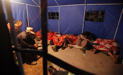 Local residents were seen sleeping in a makeshift tent in Guantun township of Yao'an County, Chuxiong Yi Autonomous Prefecture, southwest China's Yunnan Province in this photo dated Friday, July 10, 2009. [Photo: liuxingzhe/CFP]   