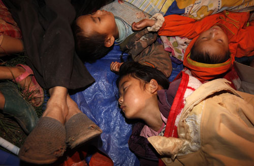 Children were seen sleeping in a makeshift tent in Guantun township of Yao'an County, Chuxiong Yi Autonomous Prefecture, southwest China's Yunnan Province in this photo dated Friday, July 10, 2009. [Photo: liuxingzhe/CFP]  