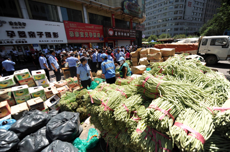 Large batch of vegetables are sent to the Erdaoqiao market in Urumqi, capital of northwest China's Xinjiang Uygur Autonomous Region July 9, 2009. The local business administration distributed tens of railway wagons of vegetables to fully supply the city on Thursday.[Sadat/Xinhua]