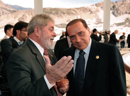 Brazilian President Luiz Inacio Lula da Silva (L) speaks with Italy's Prime Minister Silvio Berlusconi (R) before an expanded round table during the G8 summit in L'Aquila, Italy July 9, 2009. [Xinhua/Reuters] 