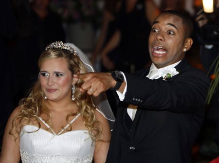 Brazilian soccer star Robinho gestures during his wedding with Vivian Guglielmetti Junits in Guaruja July 9, 2009. [Xinhua/Reuters]