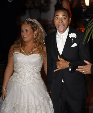 Brazilian soccer star Robinho gestures during his wedding with Vivian Guglielmetti Junits in Guaruja July 9, 2009. [Xinhua/Reuters]