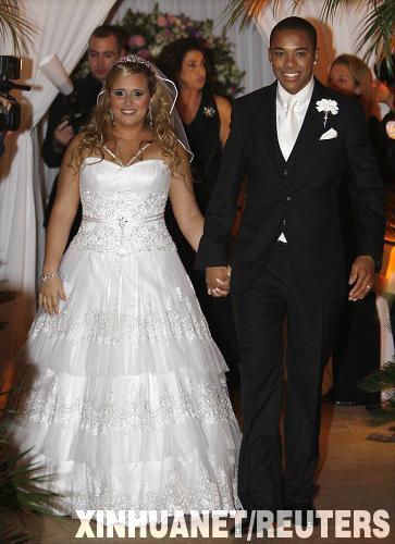 Brazilian soccer star Robinho gestures during his wedding with Vivian Guglielmetti Junits in Guaruja July 9, 2009. [Xinhua/Reuters]