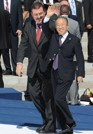 Chinese State Councilor Dai Bingguo (R), on behalf of Chinese President Hu Jintao, walks to attend a meeting between leaders of the G8 countries and six developing countries, in L'Aquila of Italy, July 9, 2009. [Xinhua]