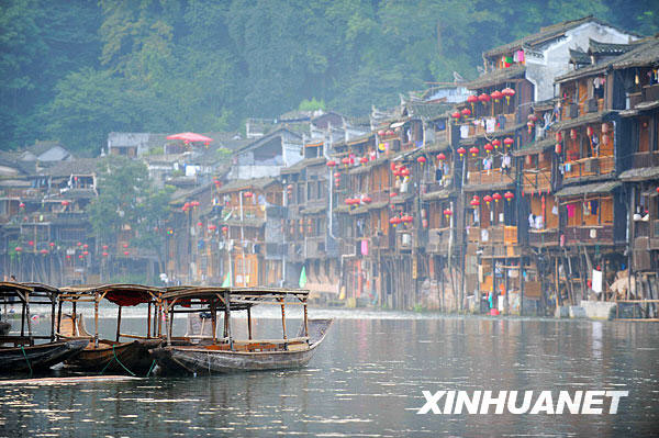 A selection of pictures published on Xinhuanet.com on July 8 exhibit the beauty of the ancient town of Phoenix, which is located in the Phoenix County in the Tujia and Miao ethnic minority Autonomous Prefecture in Hunan province. Built adjacent to the Tuo River, it is a national historical and cultural town with a long history and many places of interest. The town has been named 'the most beautiful whistle stop' in china. [Photo: Xinhuanet]