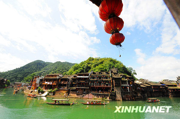  A selection of pictures published on Xinhuanet.com on July 8 exhibit the beauty of the ancient town of Phoenix, which is located in the Phoenix County in the Tujia and Miao ethnic minority Autonomous Prefecture in Hunan province. Built adjacent to the Tuo River, it is a national historical and cultural town with a long history and many places of interest. The town has been named 'the most beautiful whistle stop' in china. [Photo: Xinhuanet]