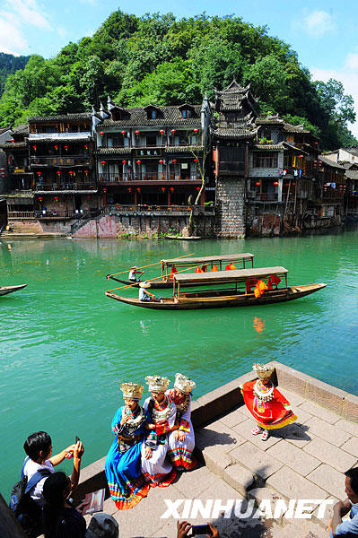 A selection of pictures published on Xinhuanet.com on July 8 exhibit the beauty of the ancient town of Phoenix, which is located in the Phoenix County in the Tujia and Miao ethnic minority Autonomous Prefecture in Hunan province. Built adjacent to the Tuo River, it is a national historical and cultural town with a long history and many places of interest. The town has been named 'the most beautiful whistle stop' in china. [Photo: Xinhuanet] 