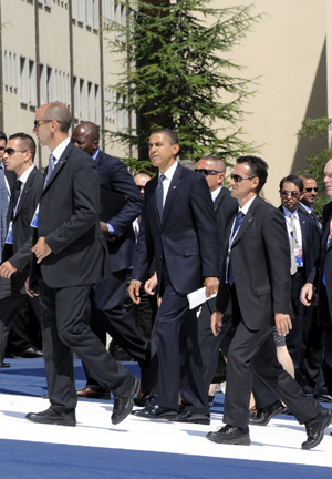 U.S. President Barack Obama walks to the venue of the Working Session on Food Security, part of the Group of Eight (G8) meetings, in L'Aquila, Italy, July 10, 2009. [Zeng Yi/Xinhua]