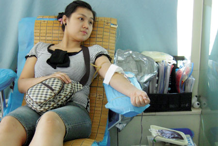 A citizen donates blood for the wounded of the July 5 riot in Urumqi, capital of northwest China's Xinjiang Uygur Autonomous Region, July 10, 2009. [He Jun/Xinhua] 