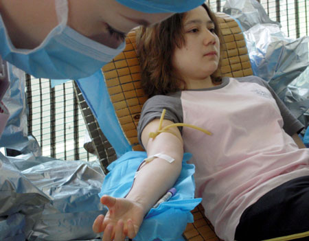 A citizen donates blood for the wounded of the July 5 riot in Urumqi, capital of northwest China's Xinjiang Uygur Autonomous Region, July 10, 2009. [He Jun/Xinhua] 