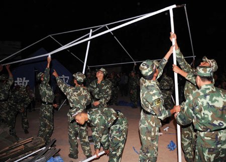 Rescuers install a temporary tent for local residents in the earthquake-hit Yao'an County, southwest China's Yunnan Province, July 10, 2009. [Xinhua]