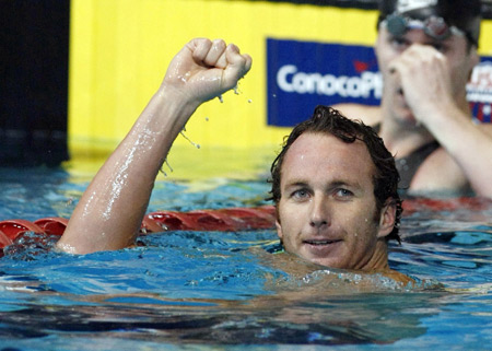 Aaron Peirsol of the U.S. gestures to the crowd after setting a new world record in the men's 200m backstroke final at the USA Swimming National Championships in Indianapolis, Indiana July 11, 2009. (Xinhua/Reuters Photo) 