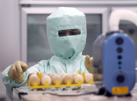 A scientist works on developing the H1N1 (Influenza A) vaccine inside a Bio-safety Level 3 (BSL-3) lab at Sillapakorn University on the outskirts of Bangkok July 12, 2009. The vaccine is expected to be launched around October 2009 and the plant located at the university will be able to produce more than 2 million doses per month.[Xinhua/Reuters]