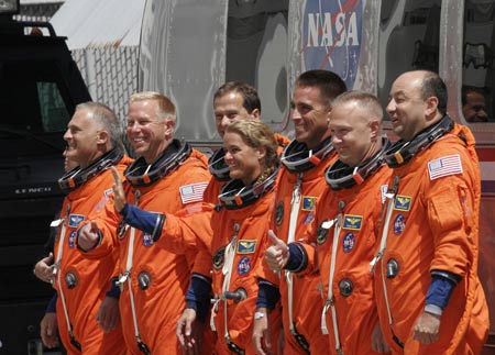 The crew of the space shuttle Endeavour departs crew quarters for launch pad 39A at the Kennedy Space Center in Cape Canaveral, Florida July 12, 2009.[Xinhua/Reuters]