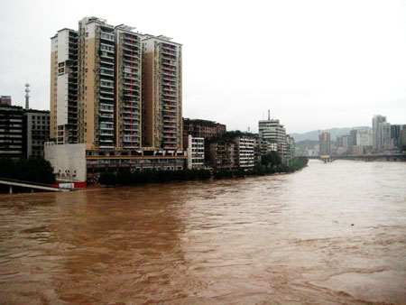  Photo taken on July 11, 2009 shows the flooded houses along the Binhe Road in Dazhou City, southwest China's Sichuan Province. [Deng Liangkui/Xinhua]