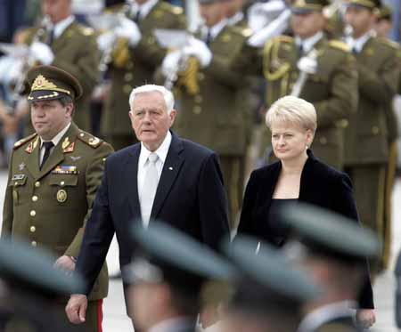 Lithuania's new President Dalia Grybauskaite (R) and her predecessor Valdas Adamkus (C) inspect an honour guard during her inauguration in Vilnius on July 12, 2009. Dalia Grybauskaite took office on Sunday, becoming the first female president of Lithuania. [Xinhua]