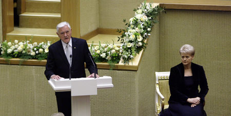 Lithuania's new President Dalia Grybauskaite (R) sits beside her predecessor Valdas Adamkus during her inauguration in Vilnius on July 12, 2009. Dalia Grybauskaite took office on Sunday, becoming the first female president of Lithuania. [Xinhua]