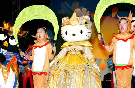 The performers give the stage play of 'Hello Kitty's Dream Light Fantasy' in Suzhou, a city of east China's Jiangsu Province, July 10, 2009. The stage play 'Hello Kitty's Dream Light Fantasy' is making a China tour in recent days. [Wang Jianzhong/Xinhua]