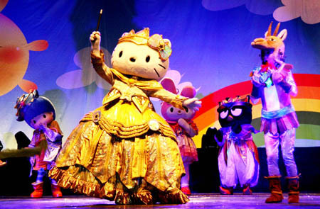  The performers give the stage play of 'Hello Kitty's Dream Light Fantasy' in Suzhou, a city of east China's Jiangsu Province, July 10, 2009. [Wang Jianzhong/Xinhua]