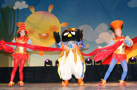 The performers give the stage play of 'Hello Kitty's Dream Light Fantasy' in Suzhou, a city of east China's Jiangsu Province, July 10, 2009. [Wang Jianzhong/Xinhua]