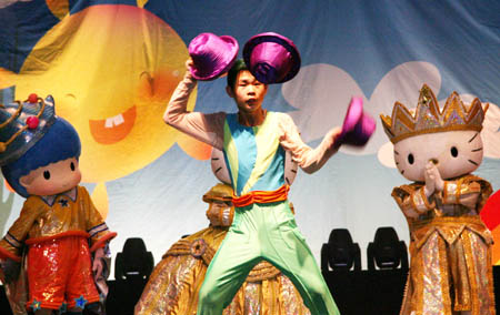 The performers give the stage play of 'Hello Kitty's Dream Light Fantasy' in Suzhou, a city of east China's Jiangsu Province, July 10, 2009. [Wang Jianzhong/Xinhua]