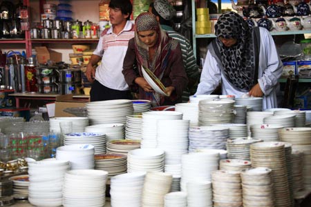 Citizens choose porcelains in Kashgar city, northwest China's Xinjiang Uygur Autonomous Region, July 12, 2009. Businesses have recovered and prices have fallen to normal level in the city. [Xinhua]