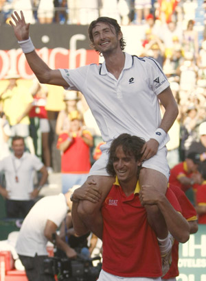 Juan Carlos Ferrero (top) of Spain is carried on the shoulders of Feliciano Lopez after winning the Davis Cup tennis quarter-finals match against Andreas Beck of Germany in Marbella July 12, 2009. (Xinhua/Reuters photo) 