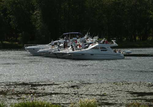 Blue skies and sunshine had returned to Loch Lomond by the time the leaders reached the end of their rounds. 