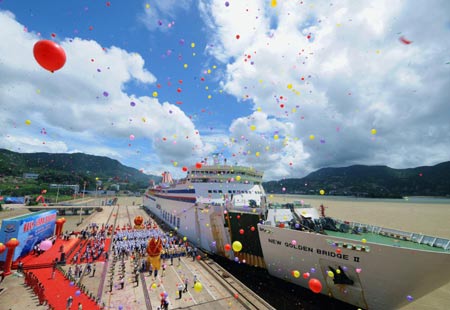 The launching ceremony of combined passenger-cargo vessel "New Golden Bridge II" is held in Fuzhou, capital of southeast China