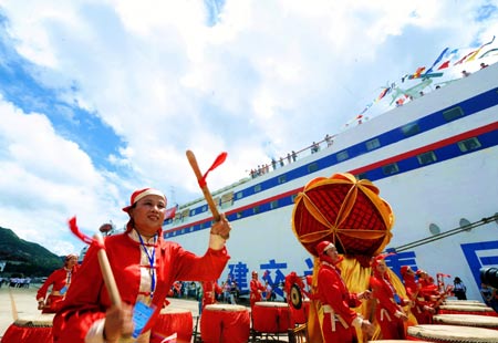 The launching ceremony of combined passenger-cargo vessel "New Golden Bridge II" is held in Fuzhou, capital of southeast China